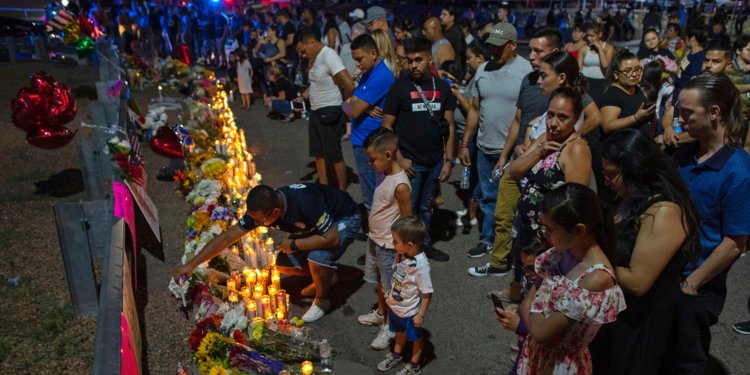 A vigil outside the bar in Dayton (Photo: Insider) 