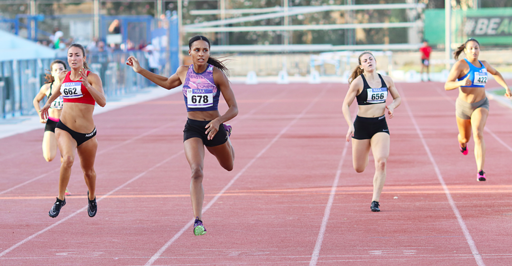 Janet Richards breaking a national record / Wally Galea