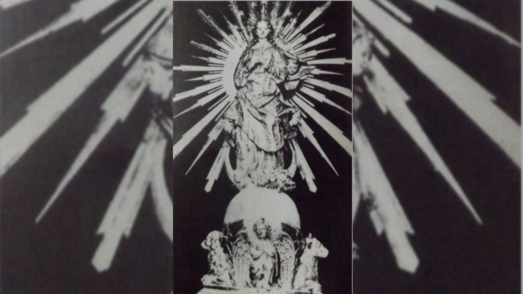 Photograph of the Immaculate Conception sculpture by Maria de Dominici, with the original pedestal