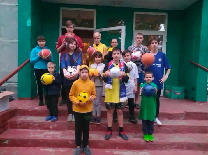 Ukrainian migrants with gifts from Malta4Ukraine