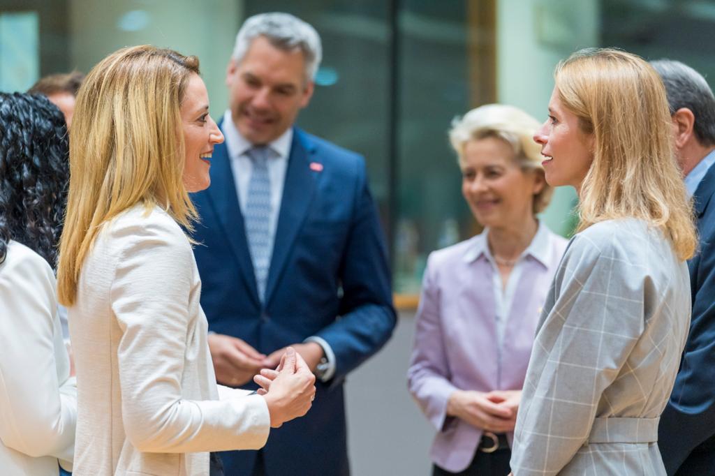 Roberta Metsola (left) with Estonian Prime Minister Kaja Kallas 