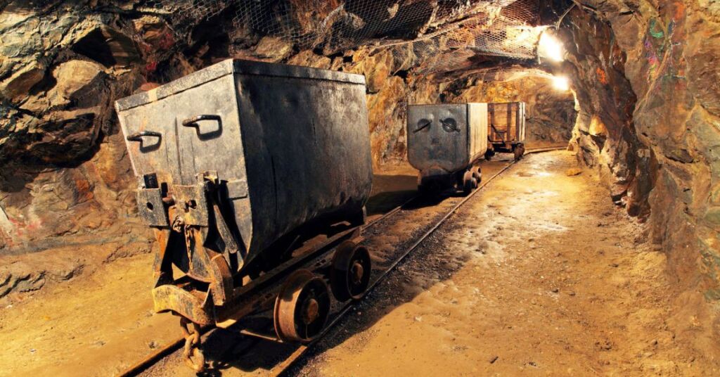 Gold mine in Ivory Coast: TTstudio | Shutterstock